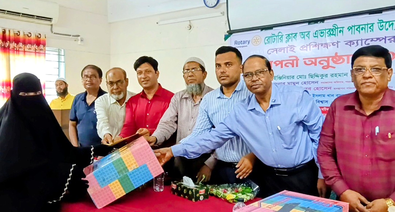 পাবনায় ৩৫ নারীর হাতে সেলাই মেশিন তুলে দিল রোটারি ক্লাব